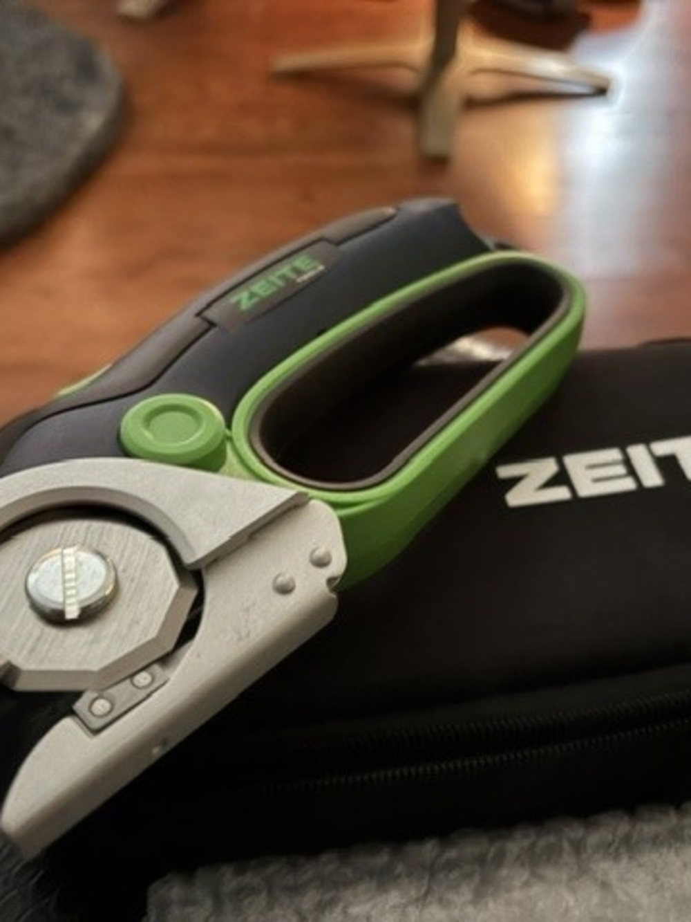 ZEITG Green and Black Automatic Box Cutter.